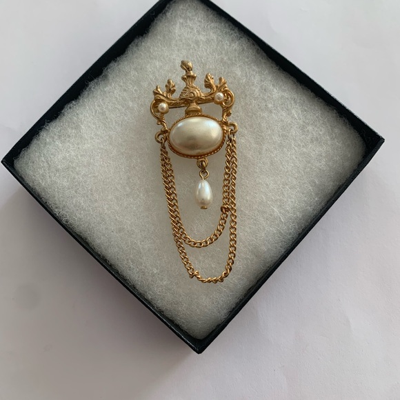 Vintage Victorian Revival style brooch Classic Elegance - Picture 10 of 10